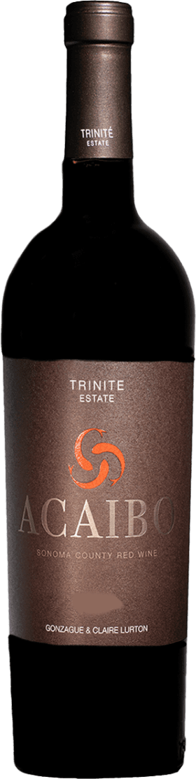 Het label heeft een minimalistische uitstraling met de naam 'ACAIBO' prominent in grote letters. Boven de naam is er een gestileerd embleem of logo dat lijkt op drie in elkaar grijpende vormen, mogelijk symbolisch. De kleuren zijn voornamelijk donkerbruin met oranje accenten.