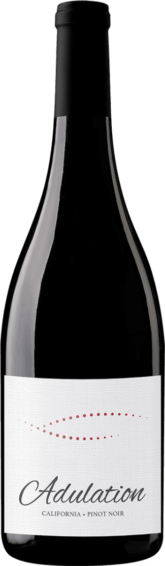 Het label van de wijnfles is wit met een minimalistisch ontwerp. Er is een golvende lijn van kleine rode stippen die over het label loopt, wat een subtiel en elegant effect geeft. De naam 'Adulation' staat in grote, sierlijke letters geschreven, met daaronder in kleinere letters 'California Pinot Noir'.