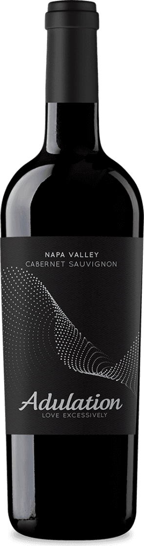 Het label is modern en minimalistisch vormgegeven. Het bestaat uit een matzwarte achtergrond met witte stippen die samen een golvend, abstract patroon vormen. De naam 'Adulation' staat prominent in grote witte letters centraal onderaan het label, met daaronder de subtitel 'LOVE EXCESSIVELY'. Bovenaan staan in kleinere hoofdletters de herkomst en druivensoort vermeld: 'NAPA VALLEY CABERNET SAUVIGNON'. Het geheel oogt strak, stijlvol en eigentijds zonder traditionele wijnelementen zoals kastelen of familiewapens.