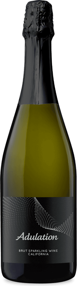 Het label is zwart met een golvend patroon van witte stippen. De merknaam 'Adulation' staat in sierlijke witte letters, met daaronder 'Brut Sparkling Wine California'.