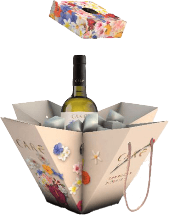 Het wijnlabel toont het woord 'CARE' in grote letters. Er zijn bloemen afgebeeld, zowel op de doos als op het label van de fles. De algemene uitstraling is kleurrijk en artistiek met een combinatie van moderne en natuurlijke elementen.