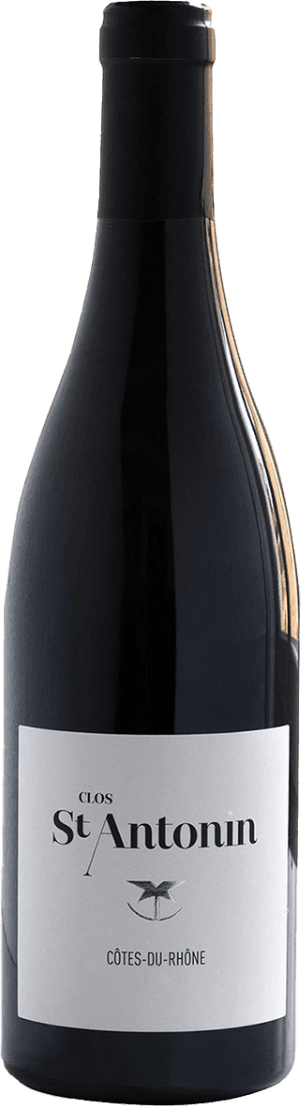 Het label van de wijnfles is minimalistisch en elegant. Het heeft een witte achtergrond met zwarte tekst. In het midden staat de naam 'Clos St. Antonin' in een stijlvolle, moderne typografie. Onder de naam staat 'Côtes-du-Rhône'. Er is ook een klein symbool onder de tekst, dat lijkt op een vogel of vleugelachtig figuur.