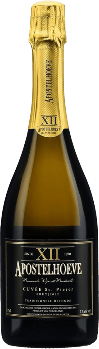 Het label toont de naam 'Apostelhoeve' met daarboven 'XII' en daaronder 'Cuvée St. Pieter Brut 2022'. Het heeft een traditionele uitstraling met gouden en zwarte kleuren.
