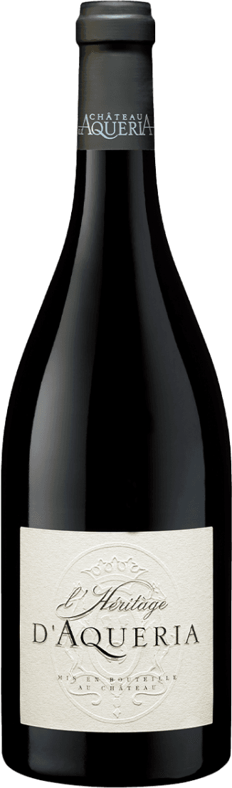 Het label heeft een elegante en minimalistische uitstraling met de tekst 'L'Héritage D'Aqueria' prominent in het midden. Bovenaan is er een kroonmotief te zien, wat mogelijk verwijst naar een familiewapen of adel. De achtergrond is licht van kleur, waardoor de zwarte letters goed opvallen.