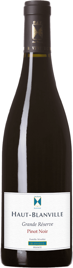 Het label is wit met een minimalistische uitstraling. Bovenaan staat een embleem dat lijkt op een familiewapen of logo, in de kleuren blauw en goud. Daaronder staat de tekst 'HAUT-BLANVILLE' in grote zwarte letters, gevolgd door 'Grande Réserve' en 'Pinot Noir' in kleinere letters. Onderaan het label staan nog enkele details over de wijnmakerij.