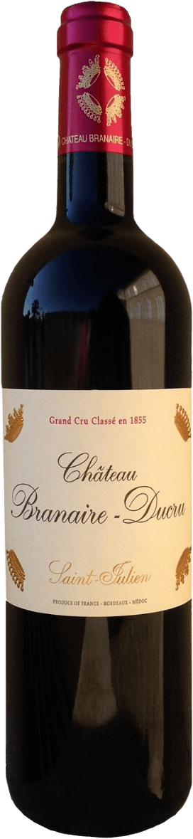 Het label van de wijnfles is elegant en traditioneel met een lichte crèmekleurige achtergrond. De naam 'Château Branaire-Ducru' staat prominent in sierlijke, zwarte letters in het midden. Bovenaan staat 'Grand Cru Classé en 1855' in kleinere rode letters. Onderaan is 'Saint-Julien' te zien in een elegante, cursieve gouden tekst. Aan beide zijden van de tekst zijn er goudkleurige decoratieve elementen die op druivenranken lijken.