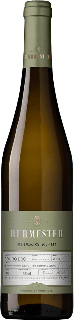 Het label op deze fles is strak vormgegeven en heeft een minimalistische uitstraling. Het bovenste gedeelte bevat het logo van Burmester in goud, met daaronder de naam 'Burmester' in grote zilveren letters. Daaronder staat 'Ensaio N.º 1' in een modern, eenvoudig lettertype. Het onderste deel van het label bevat gestructureerde informatie over de wijn, zoals herkomst, druivenrassen en jaartal in een tabel-achtige opmaak. Er zijn geen afbeeldingen of illustraties aanwezig.