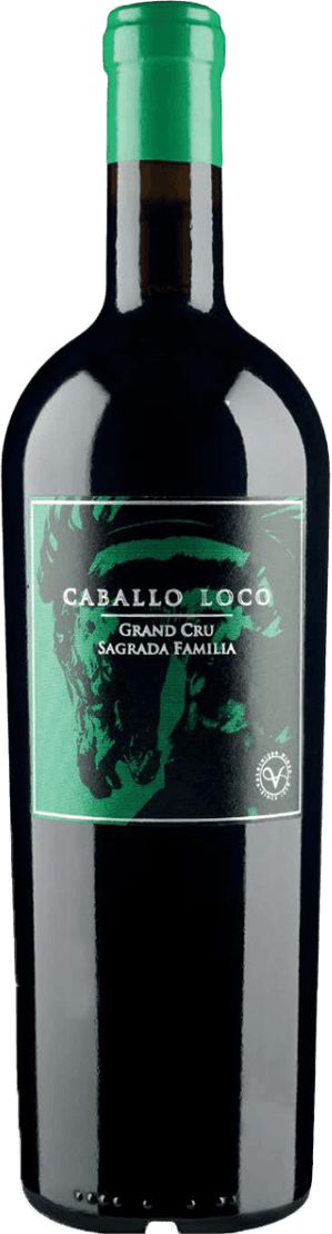 Het label toont een artistieke, abstracte afbeelding van een paardenhoofd in verschillende tinten groen op een zwarte achtergrond. De naam 'CABALLO LOCO' staat prominent in grote, opvallende witte letters in het midden van het label, met daaronder 'GRAND CRU SAGRADA FAMILIA'. Rechtsonder is een klein wit logo te zien. Het label heeft een moderne, edgy uitstraling en gebruikt contrasterende kleuren.