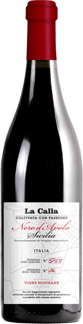 Het label toont een kaart van Sicilië als achtergrond met daarop de naam 'La Calla' en 'Nero d'Avola Sicilia' in opvallende letters. Er zijn ook enkele Italiaanse teksten en nummers die verwijzen naar de selectie van de percelen en vaten.
