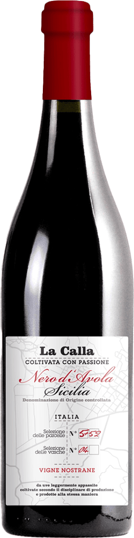 Het label toont de naam 'La Calla' bovenaan met daaronder 'Nero d'Avola' in een sierlijk rood lettertype. Er is een achtergrond van een kaart of landkaartpatroon zichtbaar. Onderaan staan Italiaanse teksten en nummers in rode en zwarte kleuren.