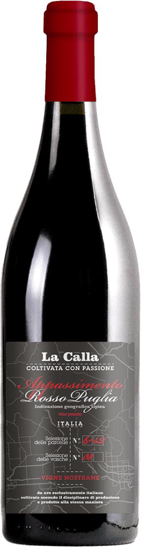 Het label is overwegend donkergrijs/zwart met witte en rode tekst. Bovenaan staat prominent 'La Calla' in grote witte letters. Daaronder staat in het rood en wit sierlijk geschreven 'Appassimento Rosso Puglia'. Op de achtergrond is een abstracte, lichtgrijze lijntekening zichtbaar die lijkt op een plattegrond of geografische lijnen. Er zijn enkele vakjes en cijfers in rood weergegeven, wat een technische of moderne uitstraling geeft. Het label oogt strak, modern en licht technisch, zonder afbeeldingen van dieren, mensen, kastelen of natuur.