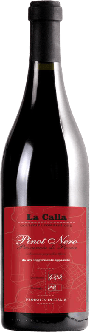 Het label is rood met witte en zwarte teksten. Het heeft een elegante typografie met de naam 'La Calla' bovenaan in het zwart, gevolgd door 'Pinot Nero' in sierlijke witte letters. Er zijn ook enkele decoratieve lijnen en een abstract patroon op de achtergrond dat lijkt op een kaart of topografische lijnen.