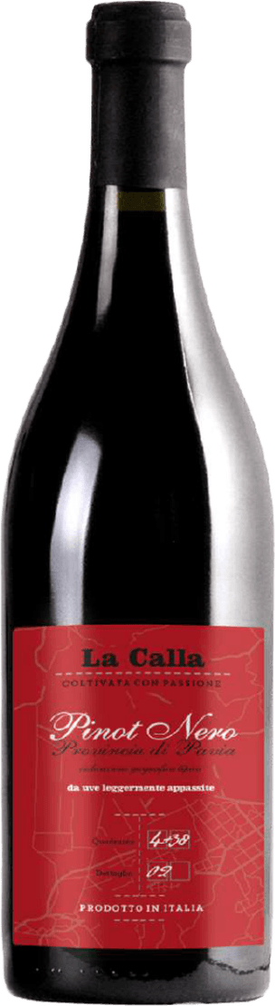 Het label is overwegend rood met een kaart- of plattegrondachtig patroon op de achtergrond. Bovenaan staat de naam 'La Calla' prominent in zwarte letters. Daaronder volgt in sierlijke witte en blauwe letters 'Pinot Nero Provincia di Pavia'. Onderaan het label zijn enkele vakjes met cijfers en Italiaanse tekst te zien, wat lijkt op coördinaten of een soort batchnummer. Het geheel heeft een moderne, maar toch klassieke uitstraling.