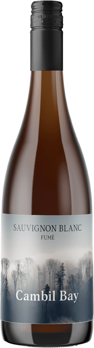 Het label toont een mistig, sfeervol boslandschap met kale bomen die uit de nevel omhoogsteken. De naam 'Cambil Bay' staat prominent in grote witte letters onderaan het label. Bovenaan staat 'Sauvignon Blanc Fumé'. Het geheel heeft een minimalistische en mysterieuze uitstraling.