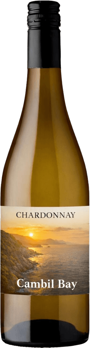Het label toont een schilderachtige zonsondergang boven zee, met een kustlijn aan de linkerkant. De tekst 'CHARDONNAY' en 'Cambil Bay' zijn duidelijk zichtbaar.