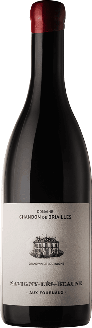 Het label toont een tekening van een traditioneel gebouw of wijnhuis, met bovenaan de tekst 'Domaine Chandon de Briailles'. Onderaan staat 'Savigny-lès-Beaune' en 'Aux Fournaux'. Het ontwerp is klassiek en eenvoudig.