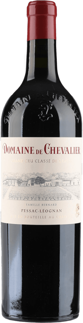 Het label toont een gedetailleerde tekening van een wijnhuis of kasteel met wijngaarden ervoor. Bovenaan staat de naam 'Domaine de Chevalier' in grote, klassieke letters. Er is ook vermelding van 'Grand Cru Classé de Graves'. Onderaan staan kleinere teksten met details zoals 'Famille Bernard' en 'Pessac-Léognan'.