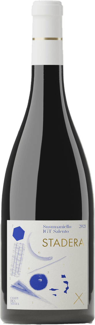 Het label heeft een minimalistisch en modern ontwerp met abstracte blauwe vormen, lijnen en geometrische figuren op een lichte achtergrond. De naam 'STADERA' staat groot in goudkleurige letters centraal op het label. Er zijn geen traditionele afbeeldingen van dieren, kastelen of natuur te zien; de stijl is eerder abstract en kunstzinnig.