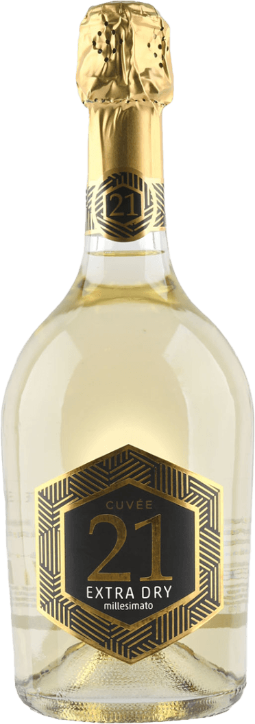 Het label van deze wijnfles is modern en strak vormgegeven. Het heeft een zeshoekige (hexagon) vorm met een zwart vlak in het midden, omrand door een geometrisch patroon in goud. In het midden staat het cijfer '21' prominent afgebeeld, met daarboven het kleine woord 'Cuvée' en daaronder 'Extra Dry millesimato'. Het label oogt luxe door het gebruik van goud en zwart en heeft een duidelijke, minimalistische stijl zonder afbeeldingen van dieren, bloemen of andere illustraties.
