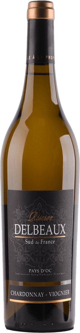 Het label is donkergrijs tot zwart met een subtiel, sierlijk patroon op de achtergrond. De naam 'DELBEAUX' staat in grote witte hoofdletters centraal, met daarboven het woord 'Réserve' in koperkleurige/calligrafische letters. Onderaan staan de druivensoorten en herkomst eveneens in wit en koperkleurig schrift. Het geheel oogt klassiek en chique, zonder opvallende afbeeldingen.