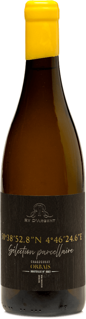 Het label is donker met een houtnerfpatroon als achtergrond. Bovenaan staat het logo van Ry d'Argent, gevolgd door coördinaten in goudkleurige tekst. Daaronder staat 'Sélection parcellaire' in een sierlijk lettertype. Onderaan staan de wijnsoort en andere details in kleinere letters.
