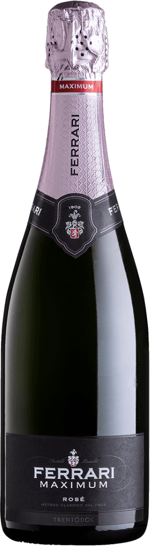 Het label van de wijnfles heeft een elegant en klassiek ontwerp. Bovenaan staat 'Maximum' in witte letters op een rode achtergrond. Daaronder is de naam 'Ferrari' prominent weergegeven in grote witte letters, met daaronder het woord 'Maximum' in iets kleinere letters. Er is ook een familiewapen of schild zichtbaar onder de naam, wat duidt op traditie en erfgoed.