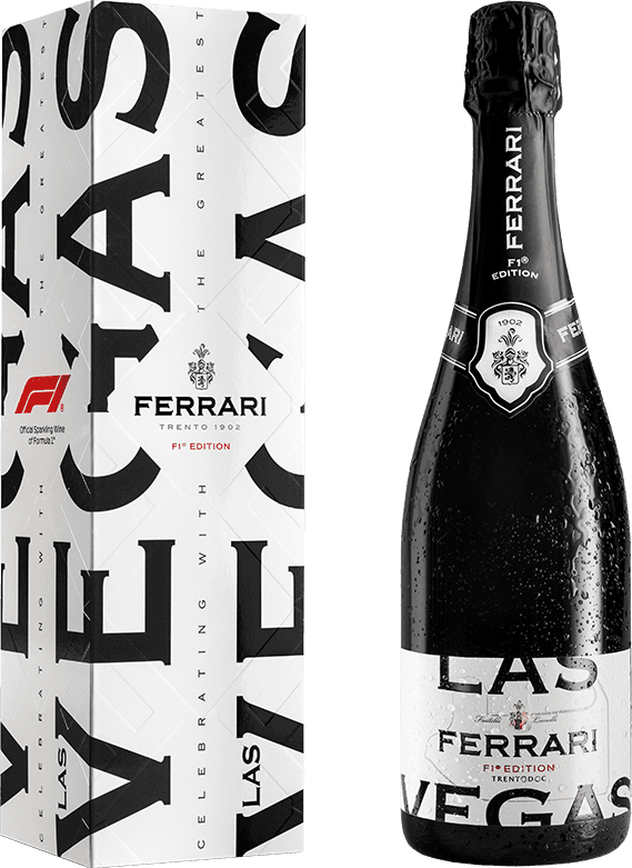 Het label van de wijnfles toont grote, opvallende zwarte letters met de tekst 'LAS VEGAS'. Bovenaan staat het merk 'FERRARI' in een kleiner formaat. Er is ook een embleem of familiewapen zichtbaar onder het merk. De achtergrond is wit en eenvoudig, waardoor de zwarte letters extra opvallen.