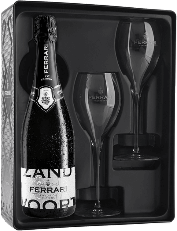 Het label toont de naam 'Ferrari' prominent in grote letters. Het heeft een minimalistische uitstraling met een zwart-wit kleurenpalet. Er is een embleem of logo zichtbaar boven de merknaam.