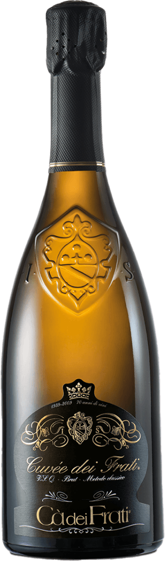 Het label heeft een zwart ontwerp met sierlijke gouden en witte elementen. Er is een kroon aan de bovenkant, gevolgd door decoratieve lijnen en een centraal embleem dat lijkt op een familiewapen. De tekst op het label is in elegante, klassieke letters geschreven.