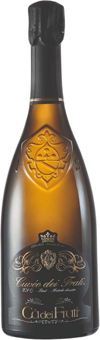 Het label toont een sierlijk ontwerp met gouden accenten en een familiewapen. Er is ook een kroon afgebeeld boven het wapen, wat duidt op een traditioneel karakter.