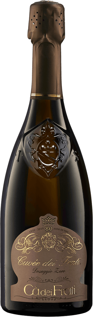 Het label is elegant en klassiek vormgegeven met een metallic bronzen kleur. Bovenaan het label staat een kroontje en in het midden een familiewapen of schild, omringd door sierlijke lijnen en druiventrossen als decoratie. De tekst is in een sierlijk lettertype gedrukt. Op de fles zelf is een reliëf van een familiewapen aanwezig, wat het geheel een luxe en traditionele uitstraling geeft.