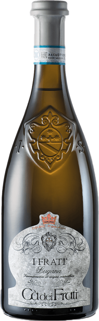 Het label heeft een sierlijk ontwerp met een familiewapen centraal geplaatst. Er zijn decoratieve elementen zoals krullen en een kroon boven het wapen. De tekst op het label is elegant en traditioneel vormgegeven.