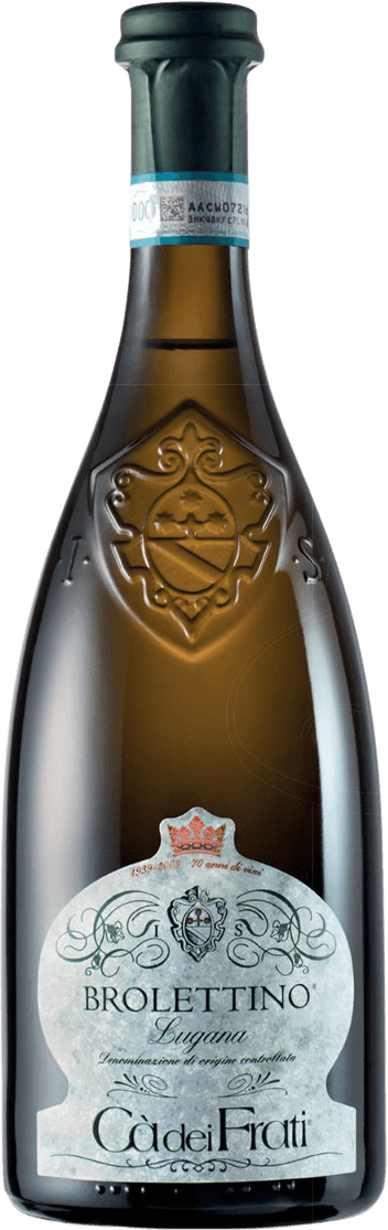 Het label toont een traditioneel ontwerp met een familiewapen centraal geplaatst. Bovenaan is er ook een kleine kroon zichtbaar. De tekst op het label is duidelijk en elegant, zonder veel extra versieringen.