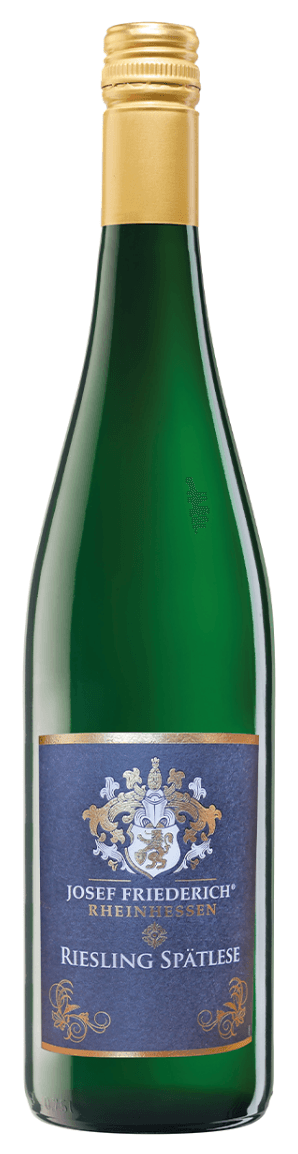 Het label toont een familiewapen met decoratieve elementen en sierlijke letters. De achtergrond is donkerblauw met gouden accenten.