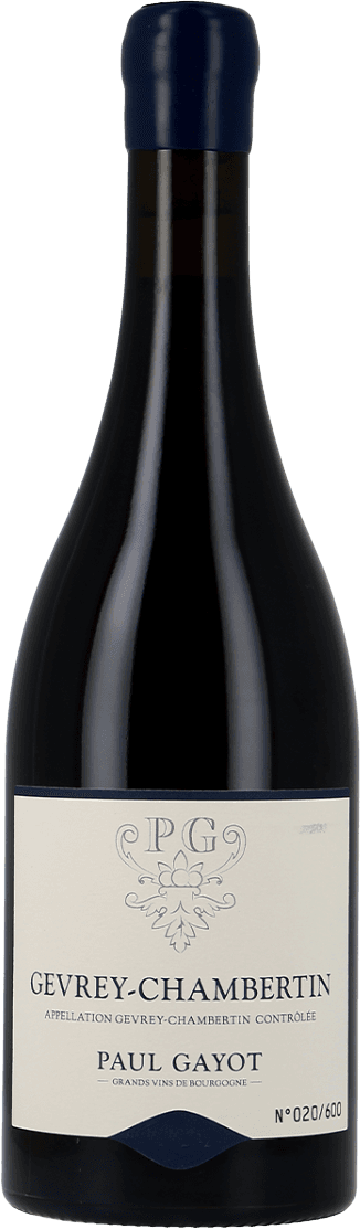 Het label heeft een klassieke uitstraling met de initialen 'PG' bovenaan en een decoratief element eronder. De naam 'Gevrey-Chambertin' staat centraal, met daaronder de appellation en de producent 'Paul Gayot'. Rechtsonder staat een genummerde oplage.