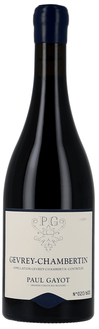 Het label is minimalistisch met de initialen 'PG' bovenaan, omlijst door sierlijke lijnen. Daaronder staat 'GEVREY-CHAMBERTIN' in grote letters, gevolgd door kleinere tekst met de appellation en producent 'PAUL GAYOT'. Onderaan staat een uniek nummer van de fles.