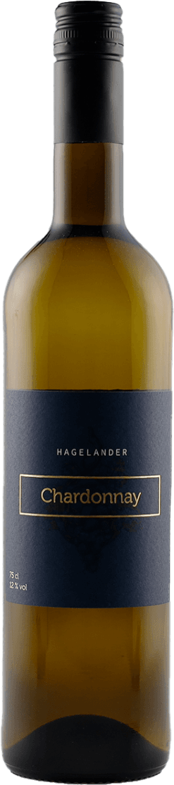Het label van deze wijnfles is donkerblauw met een eenvoudige, minimalistische uitstraling. In het midden staat in een goudkleurig kader het woord 'Chardonnay' en daarboven 'Hagelander'. Het label bevat verder weinig visuele elementen of afbeeldingen, wat zorgt voor een strakke en moderne look.