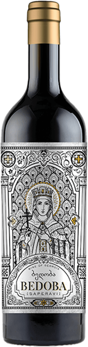 Het label toont een gedetailleerde illustratie van een figuur in traditionele kleding, omgeven door decoratieve patronen en symbolen. Het ontwerp heeft een klassieke en elegante uitstraling met veel aandacht voor detail.