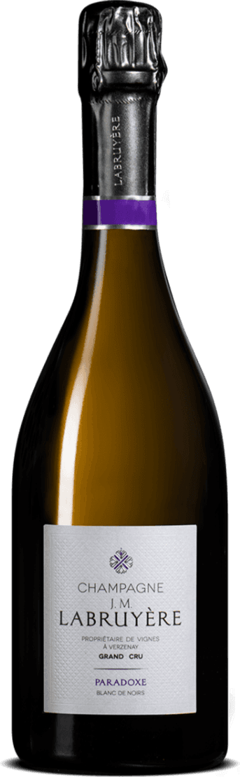 Het label is wit met zwarte en paarse tekst. Er staat 'Champagne J.M. Labruyère' op, met onderaan 'Paradoxe Blanc de Noirs'. Boven de tekst is een klein, decoratief embleem te zien.