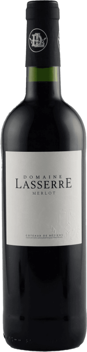 Het label is wit met zwarte en rode tekst. Het heeft een minimalistische uitstraling met de naam 'Domaine Lasserre' prominent in het midden. Onder de naam staat 'Merlot' in rode letters. Er is een subtiele reliëfdruk te zien.