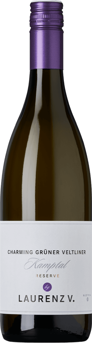 Het label van de wijnfles is eenvoudig en minimalistisch. Het heeft een witte achtergrond met tekst in verschillende lettertypen en kleuren. De naam van de wijn "Charming Grüner Veltliner" staat prominent bovenaan, gevolgd door "Kamptal Reserve" in een sierlijk lettertype. Onderaan staat "by LAURENZ V." in hoofdletters. Er zijn geen afbeeldingen of illustraties op het label.