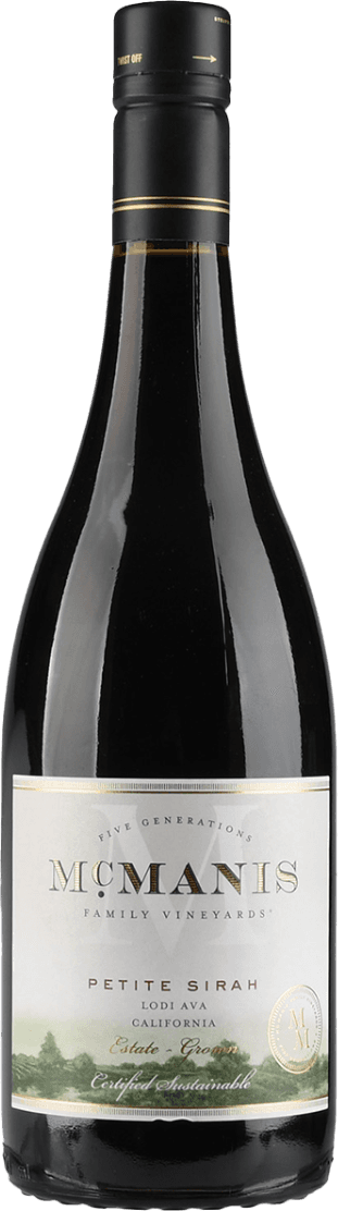 Het label toont de naam 'McManis Family Vineyards' in grote letters. Daaronder staan de woorden 'Petite Sirah' en 'Lodi AVA California'. Onderaan het label is een afbeelding van een landschap met bomen, wat rustiek en traditioneel oogt. Er is ook een goudkleurig zegel aan de rechterkant van het label.
