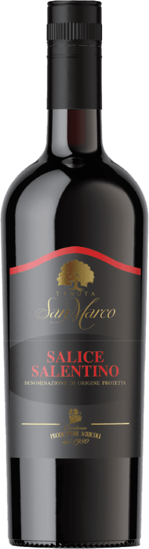 Het label is overwegend zwart met een subtiele matte en glanzende afwerking. Bovenaan staat in goud een gestileerde boom met daaronder de naam 'Tenuta San Marco' in sierlijke letters. Een rode golvende lijn loopt horizontaal over het bovenste deel van het label, wat visuele dynamiek toevoegt. Centraal op het label staat de wijnnaam 'Salice Salentino' in grote rode hoofdletters, gevolgd door kleinere gouden tekst die de herkomst aanduidt. Onderaan zijn nog enkele gouden details, waaronder een klein embleem of boerderij-illustratie.