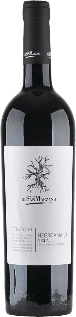 Het label toont een minimalistisch ontwerp met een afbeelding van een kale wijnstok in het midden. De naam 'San Marzano' is prominent aanwezig onder de wijnstok, met daaronder de tekst 'I Tratturi Negroamaro Puglia'.