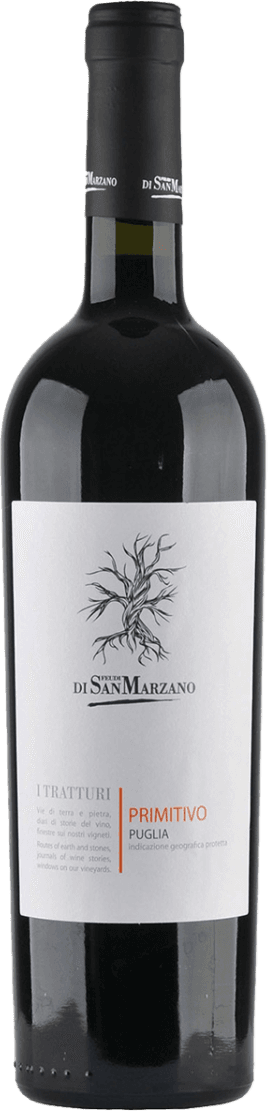 Het label is overwegend wit en minimalistisch vormgegeven. Bovenaan staat een tekening van een grillige, kale wijnstok. Daaronder staat de naam 'DI SAN MARZANO' in een klassieke typografie. De tekst 'I TRATTURI PRIMITIVO PUGLIA' staat in een combinatie van grijze en oranje letters. Verder is er wat kleine tekst in het grijs. Het label oogt modern, strak en rustig.
