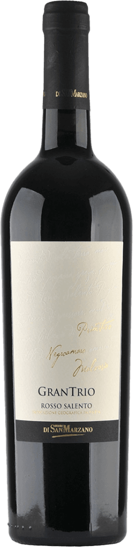 Het label heeft een minimalistische uitstraling met een witte achtergrond. Er staat in elegante letters 'Primitivo', 'Negroamaro', en 'Malvasia' geschreven, samen met de naam 'GranTrio Rosso Salento'. Onderaan staat de producent "San Marzano" vermeld. De tekst is voornamelijk in zwart en goudkleurige accenten.