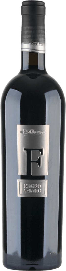 Het label heeft een grote zilverkleurige letter 'F' in reliëf, met daaronder de tekst 'Negroamaro'. Het ontwerp is minimalistisch en modern, gericht op het benadrukken van de letter en tekst.