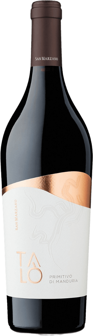 Het label van de wijnfles is minimalistisch en elegant. Het heeft een witte achtergrond met subtiele reliëfdruk die lijkt op een abstract patroon of mogelijk een gestileerde wijnstok. Er is gebruik gemaakt van koperkleurige elementen, waaronder de naam 'TALÒ' die prominent in grote letters staat afgebeeld, en een koperkleurige band aan de bovenkant van het label.