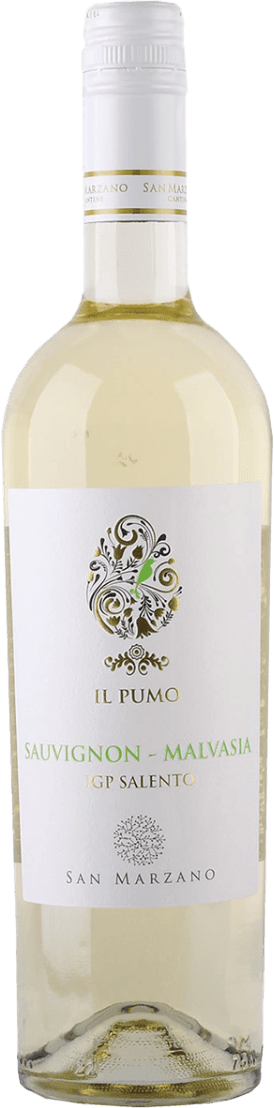 Het label is wit met centraal een sierlijk, goud en zwart ornament dat doet denken aan een klassieke, florale versiering. Onder het ornament staat de naam 'IL PUMO' in gouden letters. Daaronder staan de druivenrassen in groene en goudkleurige letters. Onderaan staat de producent 'SAN MARZANO' met een klein grafisch element erboven. Het geheel oogt strak, elegant en traditioneel.