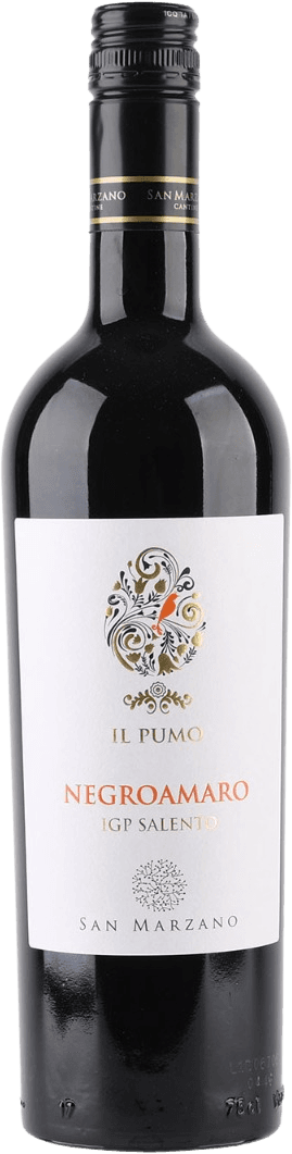 Het label toont een sierlijk, goudkleurig ornament met krullen en een rode accenten. De naam 'Il Pumo' staat bovenaan in elegante letters, gevolgd door de naam van de wijnsoort 'Negroamaro'. Onderaan staat de producent 'San Marzano' vermeld.